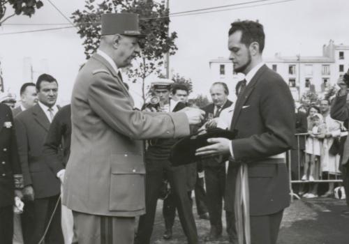 Monsieur Georges Lombard, député-maire de Brest vient de recevoir sur le coussin qu'il porte dans sa main gauche, la médaille de la Résistance, attribuée à la ville de Brest , septembre 1960 (Archives municipales de Brest, 2 Fi 5252)