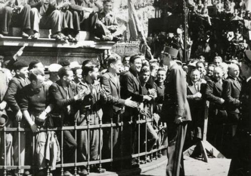 Le général de Gaulle saluant un brestois, juillet 1945