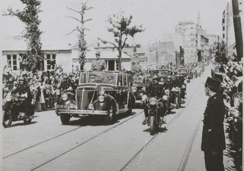 Le général de Gaulle accueilli par les brestois, rue Jean Jaurès, juillet 1945 - Archives municipales de Brest, 2 Fi 03828