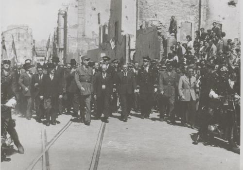 Le général de Gaulle rue de Siam entre Jules Lullien, maire de Brest et Victor Legorgeu, commissaire régional de la République, juillet 1945 - Archives municipales de Brest, 2 Fi 03830