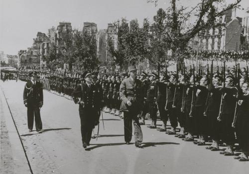 Le général de Gaulle passant les troupes en revue boulevard Thiers, juillet 1945 - Archives municipales de Brest, 2 Fi 03841