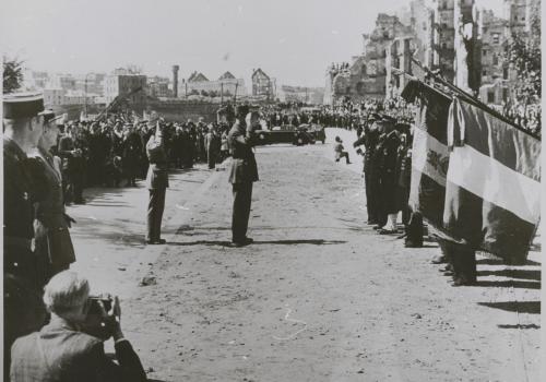 Le général de Gaulle saluant le drapeau, boulevard Thiers à Brest, juillet 1945 - Archives Municipales de Brest, 2 Fi 03845