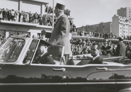 Le général de Gaulle saluant la foule de sa voiture, à ses côtés, le maire, Georges Lombard, septembre 1960