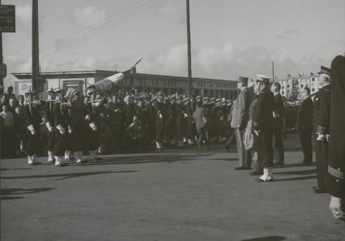 Le général de Gaulle saluant le piquet d'honneur à son arrivée en gare de Brest, septembre 1960