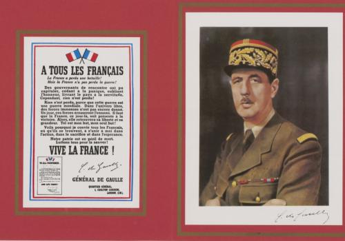 Portrait du général de Gaulle à Londres, accompagné de l'affiche " À tous les français" placardée sur les murs de Londres, début août 1940 (SHD-Brest, 28S)