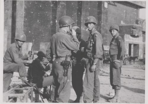 Soldats américains devant la base sous-marine de Brest en 1944, SHD-Brest 2 U 1-198