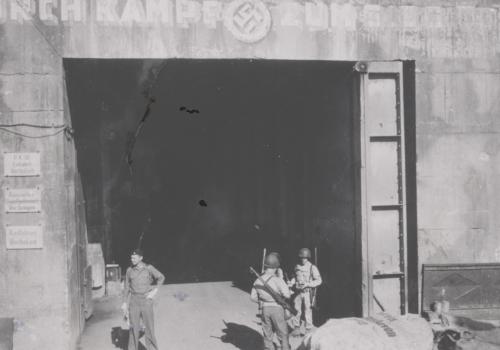 Soldats américains devant la base sous-marine de Brest en 1944, SHD-Brest 2 U 1-202