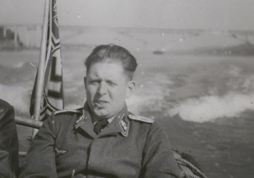 Officier allemand à bord d'une vedette, en arrière-plan, le pont Albert Louppe à Plougastel-Daoulas