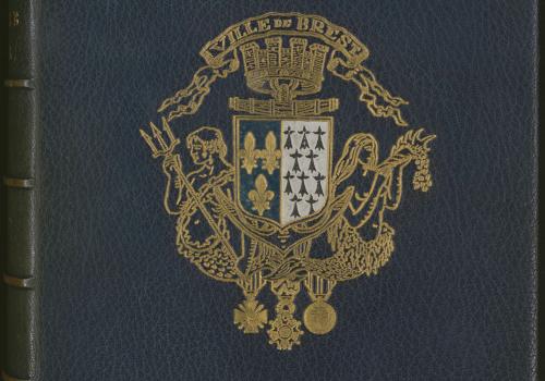 Signature du livre d'or de la ville de Brest par le général de Gaulle le 1er février 1969
