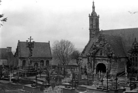 L'église, le calvaire et l'ossuaire [1930-1940] (14 Fi 382)