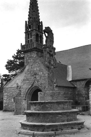 L'église et le calvaire [1930-1940] (14 Fi 387)