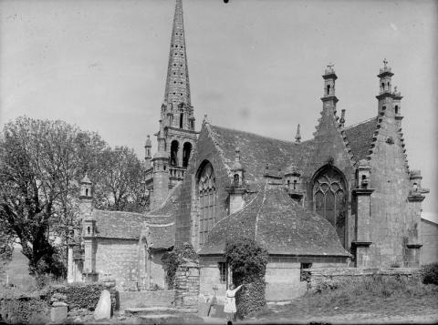 L'église vue du sud-est [1933-1934] (19 Fi 18)