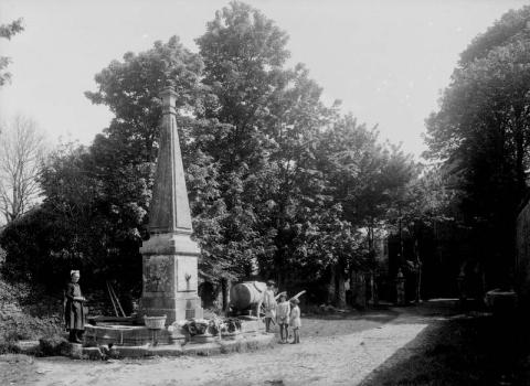 Plounéour-Ménez. Fontaine de l'ancienne abbaye du Relec (collection Robert) (19 Fi 41)