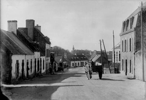 Pont-l'Abbé. La rue de Quimper vers 1920 (21 Fi 686)