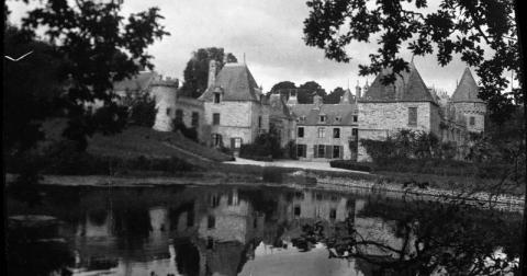 Plouarzel. Le château vu de l'étang (21 Fi 2129)