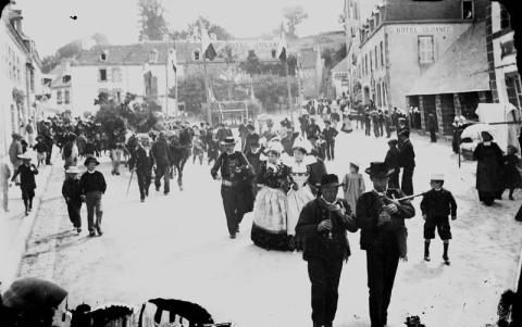 Pont-Aven. Le défilé sur la place de l'Hôtel de Ville 1890-1920 (21 Fi 2153)