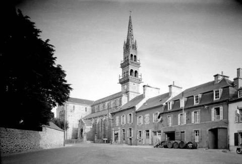 Le bourg et l'église [1950-1960] (27 Fi 1551)