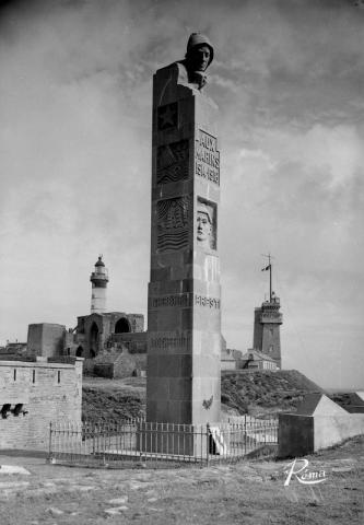 La pointe Saint-Mathieu. Le monument à la mémoire des marins (éditions REMA) (27 Fi 1953)