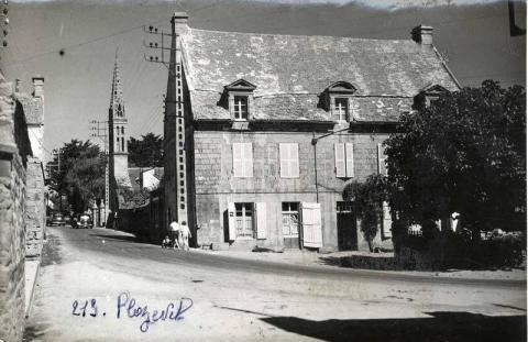 Plozévet. L'église (1950-1960) (27 Fi 2010)