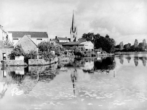 Rosporden. L'église et l'étang (1950-1960) (27 Fi 2202)