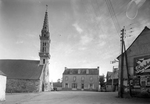 Saint-Thois. L'église et la grande place (27 Fi 227)