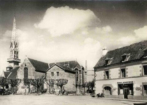 La place de l'église et le restaurant Jean Rouat [1950-1960] (27 Fi 3732)