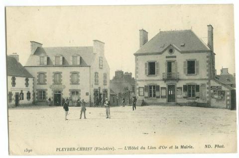 Pleyber-Christ. L'Hôtel du Lion d'or et de la Mairie (2 Fi 163/9)
