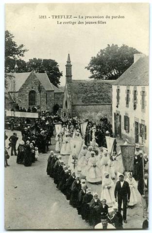 Tréflez. La procession du pardon. Le cortège des jeunes filles (2 Fi 287/1)