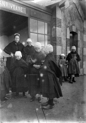 Un groupe de femmes et fillettes sur le quai de la gare [début XXe] (33 Fi 98)