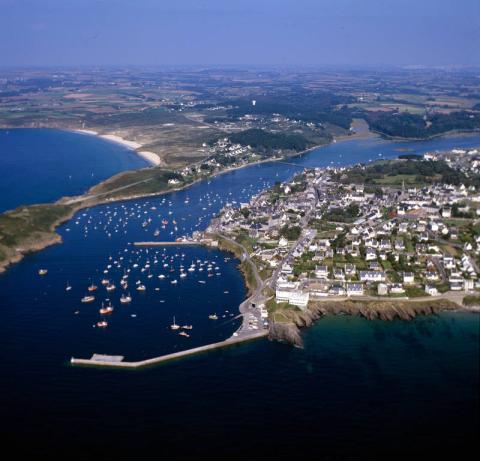 Vue aérienne du bourg et du port, 1985 (36 Fi 17)