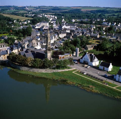 Vue aérienne du bourg et de l'église, 1985 (36 Fi 27)