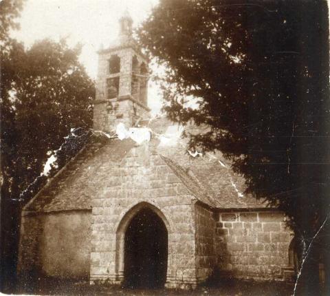 Trébalay. Le clocher et le porche sud de la chapelle. 1931 (4 Fi 183)
