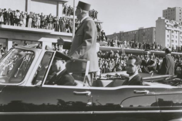 Le général de Gaulle saluant la foule de sa voiture, à ses côtés, le maire, Georges Lombard, septembre 1960