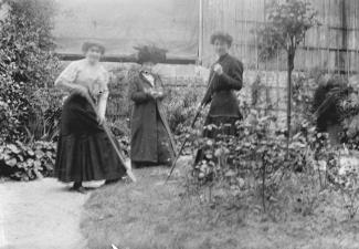 Trois femmes au jardin, début XXe siècle. (Fonds Hemon Doudet,  102 J 93/46)