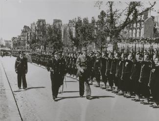 Le général de Gaulle passant les troupes en revue boulevard Thiers, juillet 1945 - Archives municipales de Brest, 2 Fi 03841